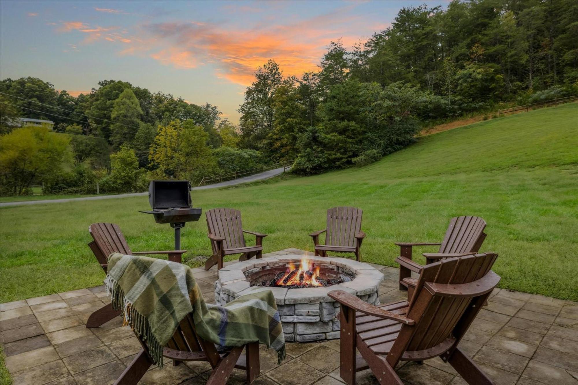 Hot Tub Fire Pit Game Room Theater Easy Access Sleeps 12 - Black Bear Lodge Pigeon Forge Zewnętrze zdjęcie
